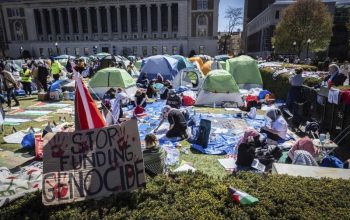 Demonstrasi pro-Palestina di Universitas Columbia, New York, AS, Senin (22/4/2024). (Foto: AP/Stefan Jeremiah)