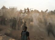 Warga Gaza antre untuk menerima bantuan.(Foto: Reuters)