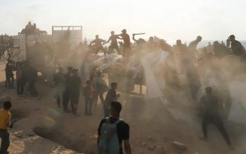 Warga Gaza antre untuk menerima bantuan.(Foto: Reuters)