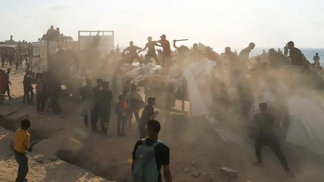 Warga Gaza antre untuk menerima bantuan.(Foto: Reuters)