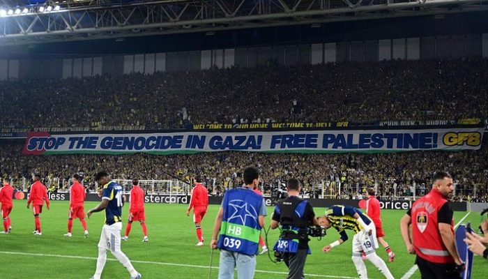 Liga Champions 2025: Spanduk Free Palestina Warnai Laga Fenerbahce vs Benfica