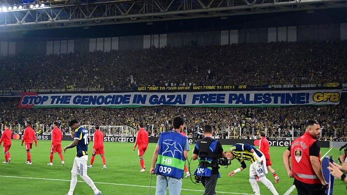 Spanduk Free Palestine dari Ultras Fenerbahce Hiasi Laga Liga Champions. (Foto: Anadolu via Getty Images/Anadolu)