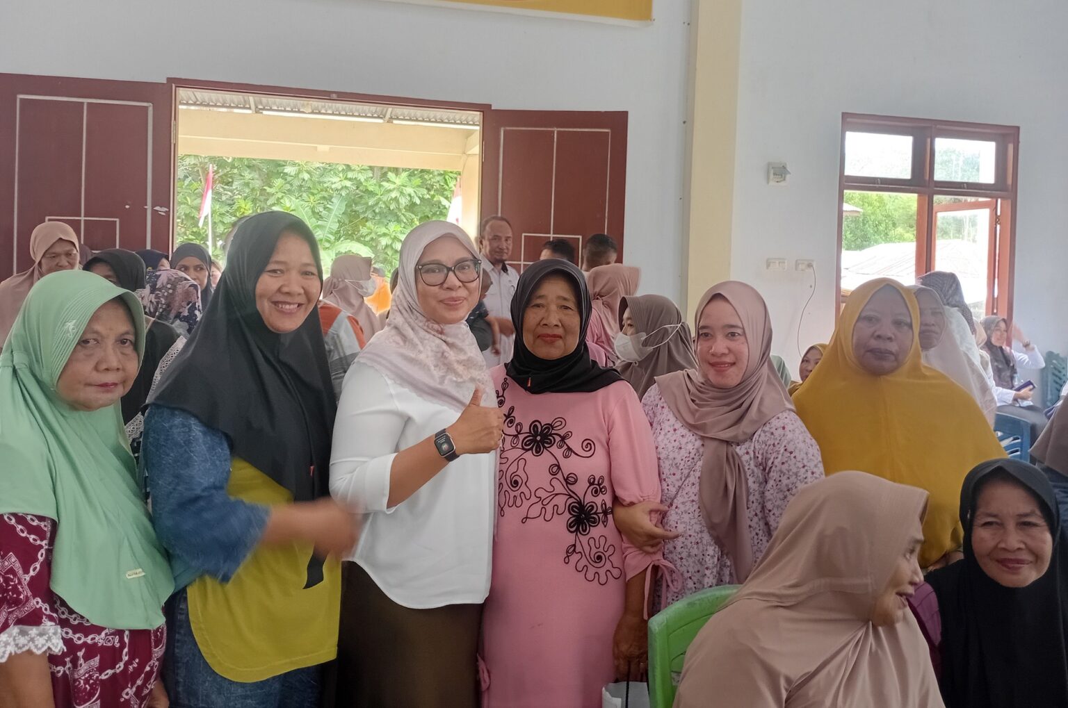 Anggota DPRD Provinsi Gorontalo, Femmy Kristina Udoki bersama warga Tapa.(Foto : Dok.Ist.)