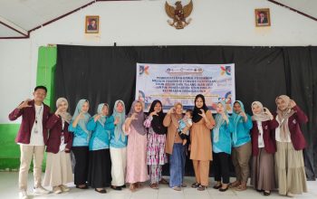Suasana Foto bersama Tim PKM-PM UNG disela waktu pelaksanaan kegiatan pemberdayaan kader posyandu di Kelurahan Hunggaluwa, Kecamatan Limboto, Kabupaten Gorontalo. (Penagar.id)