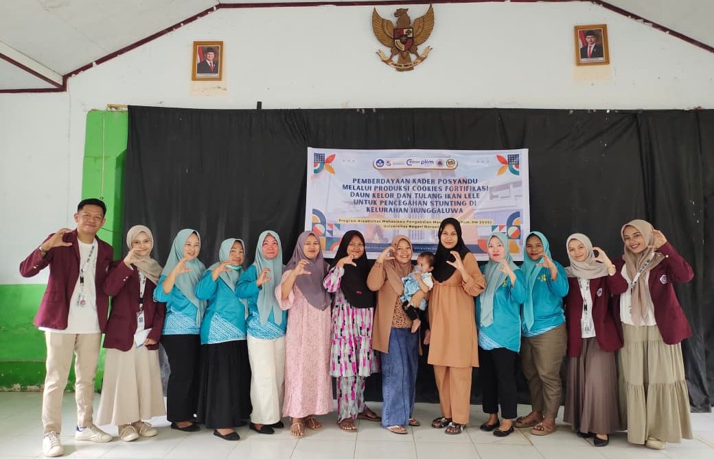 Suasana Foto bersama Tim PKM-PM UNG disela waktu pelaksanaan kegiatan pemberdayaan kader posyandu di Kelurahan Hunggaluwa, Kecamatan Limboto, Kabupaten Gorontalo. (Penagar.id)