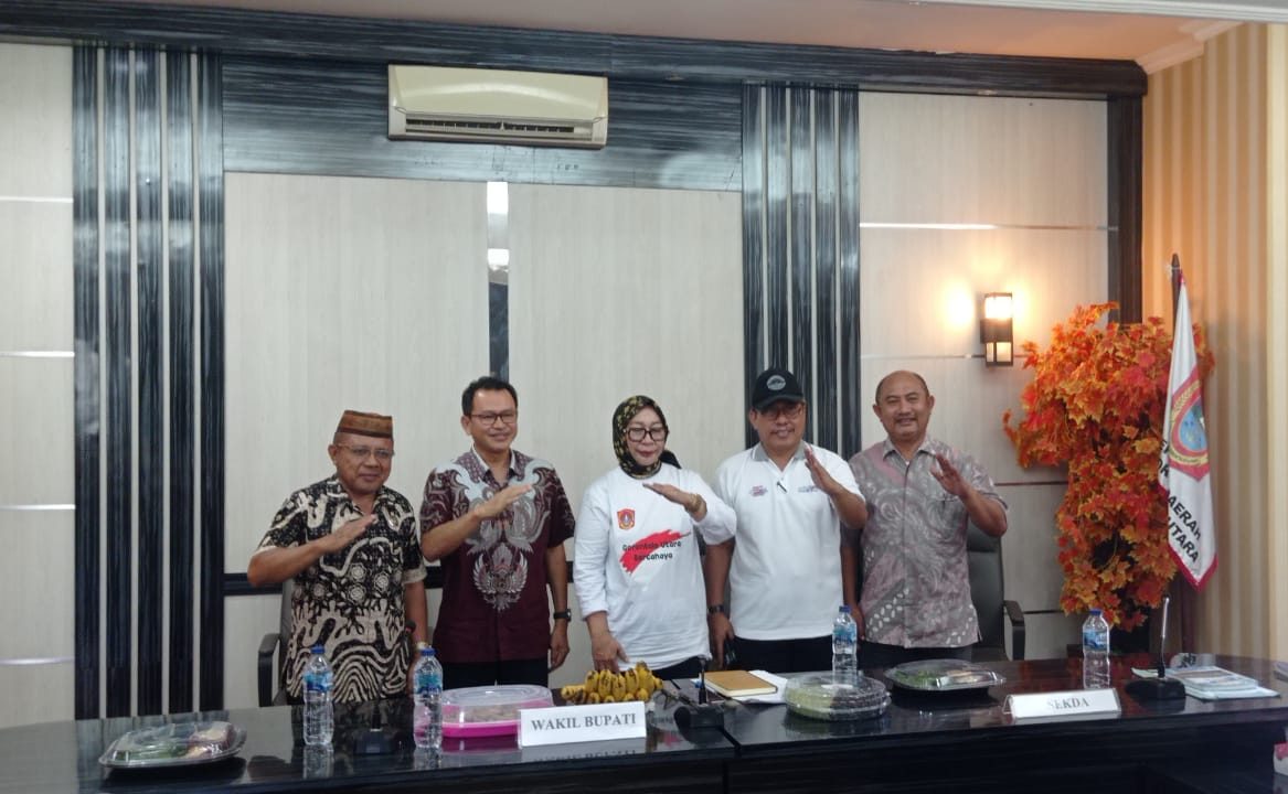 Suasana Foto bersama Wakil Bupati Gorontalo Utara, Nurjanah Yusuf, usai menghadiri rapat pembahasan penggunaan DBH kelapa sawit, Jumat (8/8/2025). (Foto : Sucipto Mokodompis/ Penagar.id)