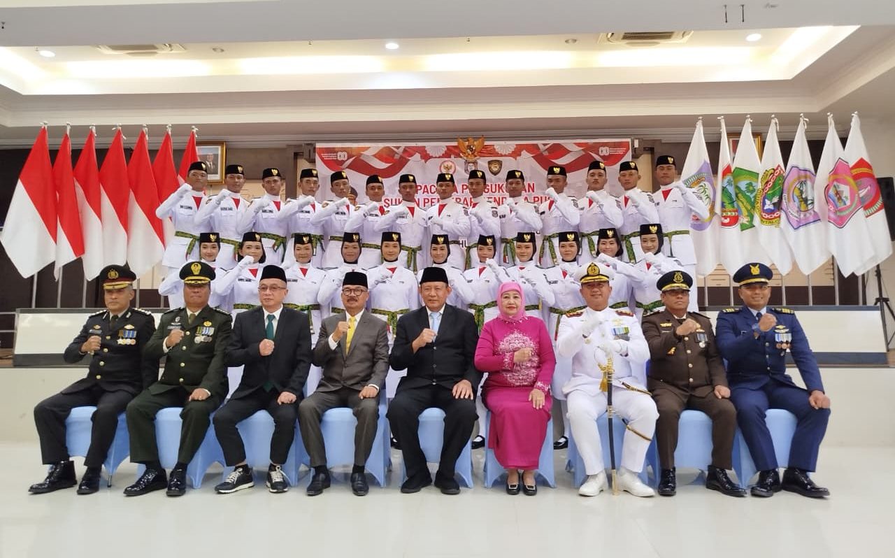 Suasana foto bersama usai prosesi pengukuhan Pasukan Pengibar Bendera Pusaka (Paskibraka) tingkat provinsi tahun 2025 di Aula Rumah Jabatan Gubernur Gorontalo pada Jumat (15/8/2025). (Foto : Dok. Humas Deprov)