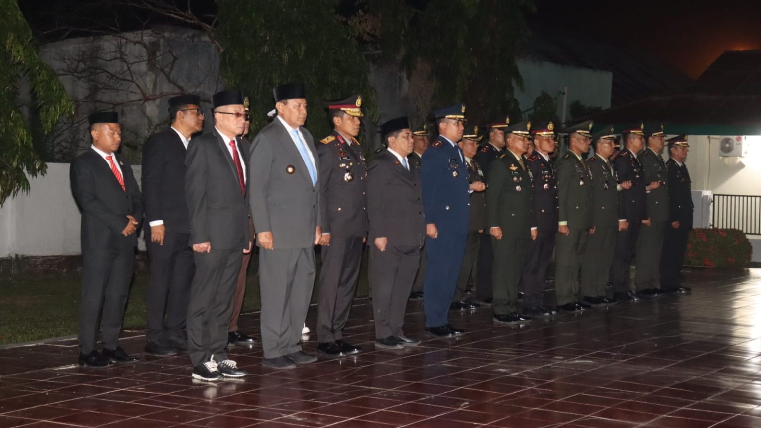 Anggota Komisi I DPRD Provinsi Gorontalo, Ramdan Liputo bersama Gubernur Gorontalo Gusnar Ismail dan jajaran Forkopimda saat mengikuti Apel Kehormatan dan Renungan Suci di Taman Makam Pahlawan Pentadio, Sabtu(16/8/2025).(Foto : Dok. HUMAS DPRD)
