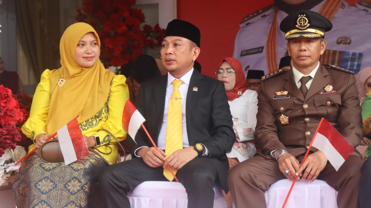 Ghalib Lahidjun mewakili Ketua DPRD Provinsi Gorontalo menghadiri upacara penurunan bendera merah putih di halaman Rumah Jabatan Gubernur Gorontalo, Minggu (17/8/2025). (Foto : Dok. Humas DPRD)
