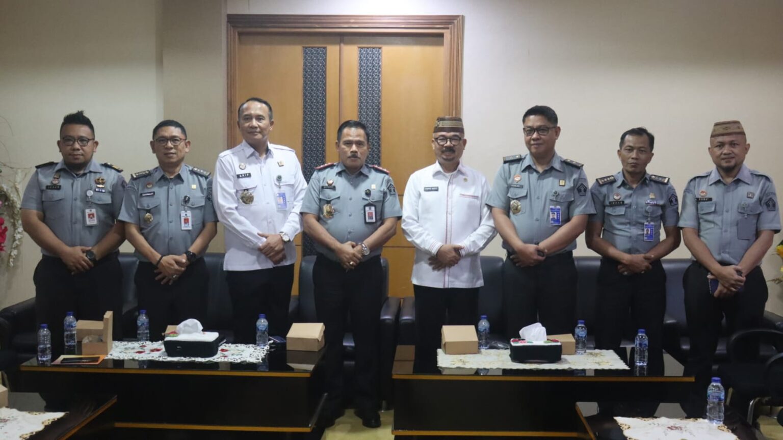 Suasana Foto Bersama Ketua DPRD Provinsi Gorontalo, Thomas Mopili saat menerima kunjungan resmi dari jajaran Kantor Wilayah Kementerian Hukum dan HAM (Kemenkumham) Provinsi Gorontalo, Senin (11/8/2025). (Foto : Dok. Ist.)