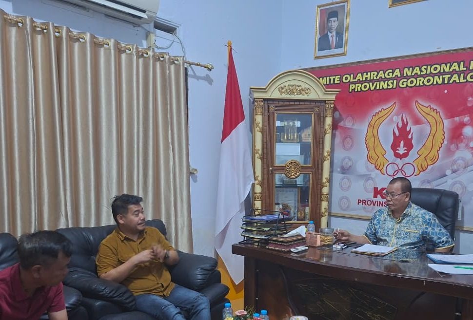 Ketua KONI Provinsi Gorontalo Fikram Salilama Bersama Pengurus Saat Menerima Aduan Calon Ketua KONI Kabupaten Gorontalo, Jefri Rumampuk. (Foto : Dok.Ist).
