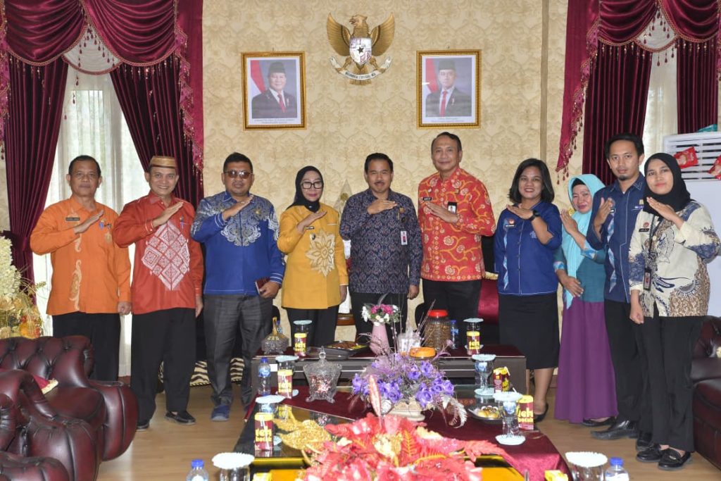 Suasan foto bersama saat Wakil Bupati Gorontalo Utara Nurjanah Hasan Yusuf, menerima audiensi dari Kepala Kantor Wilayah Kementerian Hukum Gorontalo, di ruang kerja Bupati Gorontalo Utara, Kamis (28/08/2025).(Foto : Dok. Kominfo Gorut)