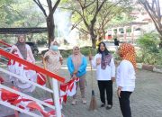 Nurjana Yusuf saat meninjau langsung kegiatan kerja bakti di halaman kantor salah satu Organisasi Perangkat Daerah (OPD) pada Jumat (1/8/2025) pagi. (Foto : Dok. HUMAS)