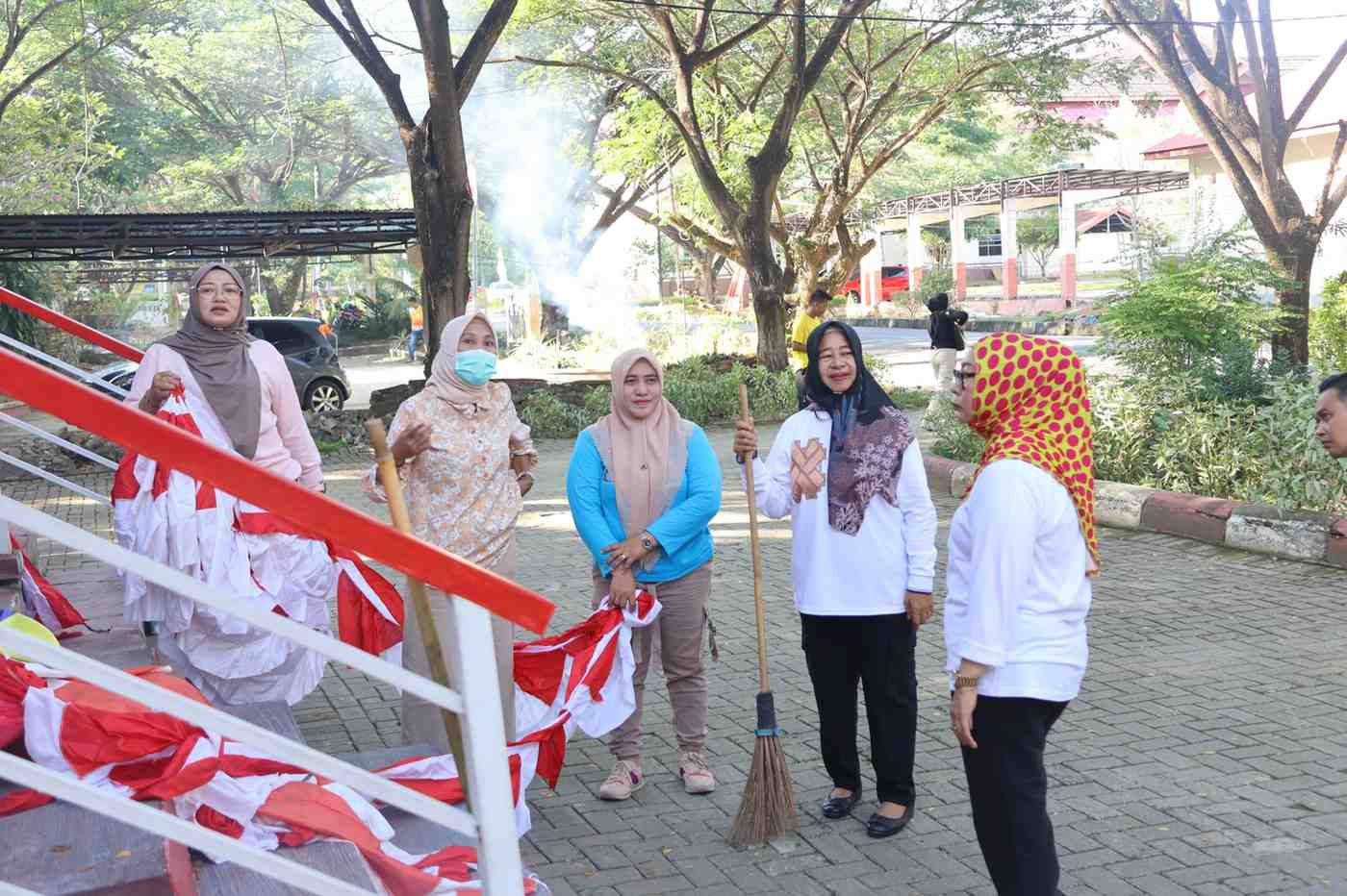 Nurjana Yusuf saat meninjau langsung kegiatan kerja bakti di halaman kantor salah satu Organisasi Perangkat Daerah (OPD) pada Jumat (1/8/2025) pagi. (Foto : Dok. HUMAS)