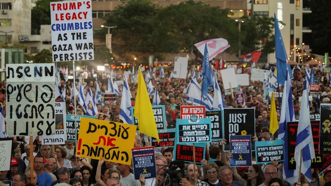 Ilustrasi. Ribuan Warga Tel Aviv turun ke jalan pada Sabtu (9/8/2025), mendesak agar agresi Israel ke Palestina segera dihentikan. (Foto: REUTERS/Shir Torem)