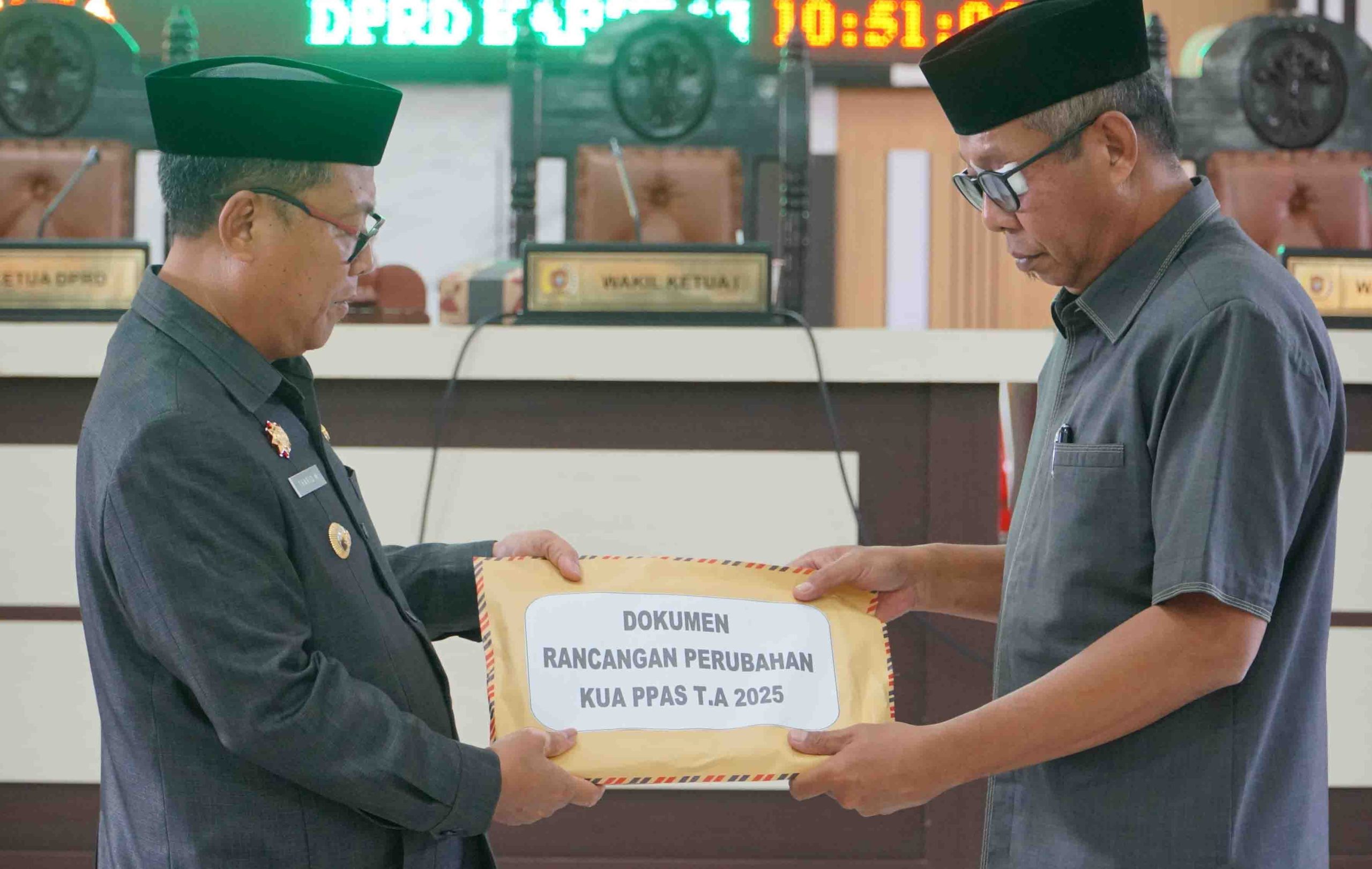 Penyerahan dokumen KUA-PPAS T.A 2025. (Foto : Dok. Humas)