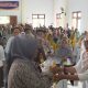 Anggota DPRD Provinsi Gorontalo Femmy Udoki saat menyerahkan Bantuan UMKM di Kecamatan Bolango Selatan, Rabu, (27/8/2025).(Foto : Dok. Ist.)