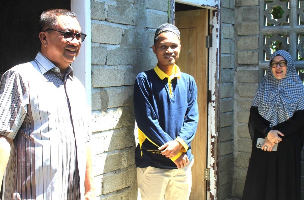 Gustam Ismail bersama anggota Komisi dr. Sri Darsianti Tuna saat meninjau pemamfaatan dana Hiba Mesjid al madani, Minggu,(10/8/22025). (Foto: Humas DPRD)