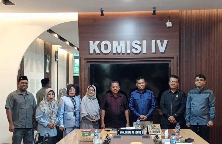 Suasana foto bersama saat Komisi IV DPRD Provinsi Gorontalo menerima kunjungan akademisi Fakultas Sastra dan Budaya (FSB) Universitas Negeri Gorontalo (UNG) pada Senin (11/8/2025). (Foto : Dok. Ist.)