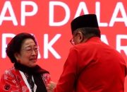 Megawati Soekarnoputri menangis saat Hasto Kristiyanto menghadiri penutupan Kongres ke-6 PDIP di Bali. (Foto : dok. Monang Sinaga)