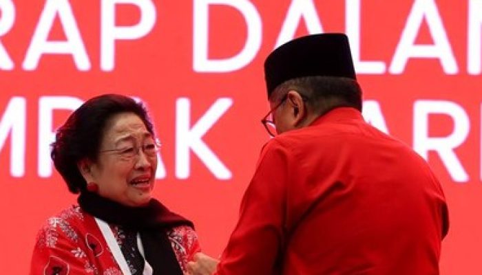 Tangis Megawati Sambut Hasto di Kongres PDIP