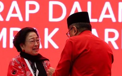 Megawati Soekarnoputri menangis saat Hasto Kristiyanto menghadiri penutupan Kongres ke-6 PDIP di Bali. (Foto : dok. Monang Sinaga)