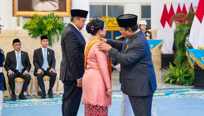 Puan, AHY hingga Haji Isam Terima Tanda Kehormatan dari Presiden