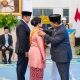 Ketua DPR RI Puan Maharani menerima tanda kehormatan yang disematkan langsung oleh Presiden Prabowo Subianto, Senin (25/8/2025). (Foto : Dok. Ist.)