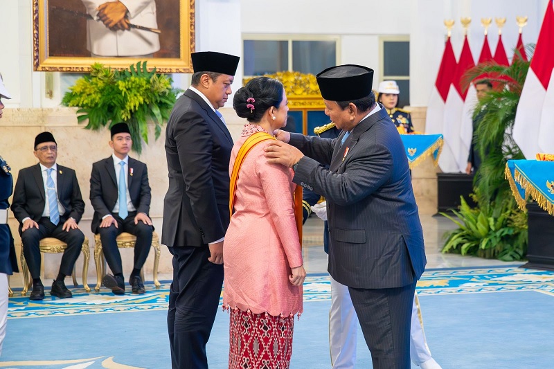 Ketua DPR RI Puan Maharani menerima tanda kehormatan yang disematkan langsung oleh Presiden Prabowo Subianto, Senin (25/8/2025). (Foto : Dok. Ist.)