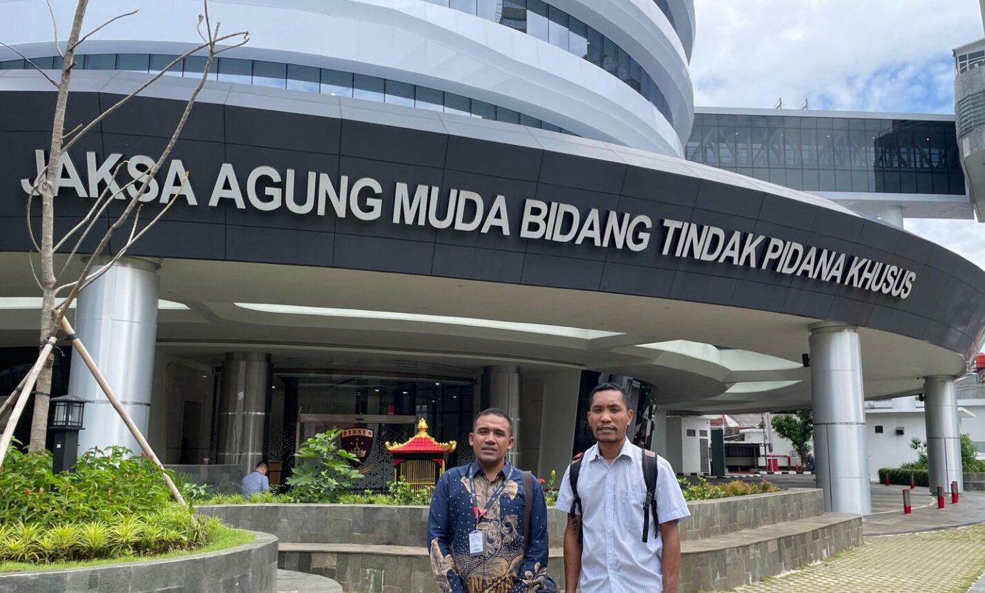 Abd Wahidin Tutuna dan aktivis Gerak lainnya di Kejaksaan Agung RI, Kamis (21/8/2025).(Foto : Dok. Ist.)