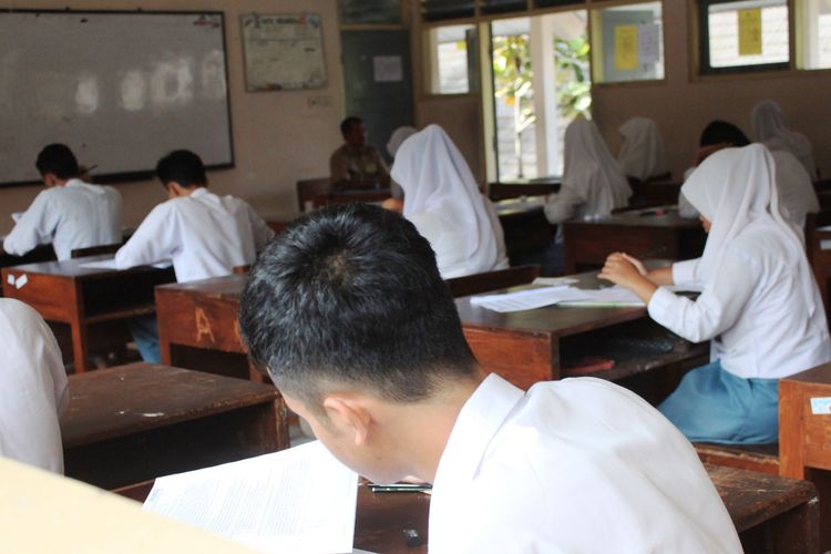 Ilustrasi siswa SMA ujian.(Foto : KOMPAS.com/ALBERTUS ADIT)