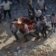 Warga Palestina membawa jenazah pria yang meninggal setelah serangan udara Israel di Al Falouja di kota Jabalia, Gaza utara.(Foto : EPA-EFE/MOHAMMED SABER)