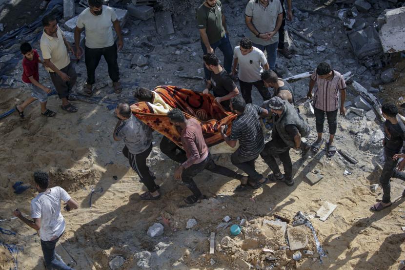 Warga Palestina membawa jenazah pria yang meninggal setelah serangan udara Israel di Al Falouja di kota Jabalia, Gaza utara.(Foto : EPA-EFE/MOHAMMED SABER)