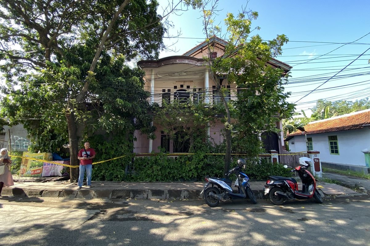 Rumah TKP penemuan mayat satu keluarga yang terkubur di dalam rumah di Kelurahan Paoman, Kecamatan/Kabupaten Indramayu, Jawa Barat, Selasa (2/9/2025.(Foto : KOMPAS.com/HANDHIKA RAHMAN)