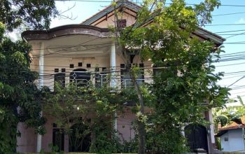Rumah TKP penemuan mayat satu keluarga yang terkubur di dalam rumah di Kelurahan Paoman, Kecamatan/Kabupaten Indramayu, Jawa Barat, Selasa (2/9/2025.(Foto : KOMPAS.com/HANDHIKA RAHMAN)