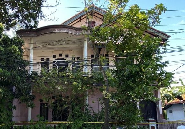 Rumah TKP penemuan mayat satu keluarga yang terkubur di dalam rumah di Kelurahan Paoman, Kecamatan/Kabupaten Indramayu, Jawa Barat, Selasa (2/9/2025.(Foto : KOMPAS.com/HANDHIKA RAHMAN)