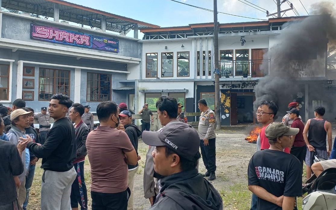 Anggota TNI dari Kodim 0707/Wonosobo tewas dibacok seorang warga di sebuah Cafe di Desa Jolontoro, Kecamatan Sapuran, Kabupaten Wonosobo, Jawa Tengah. (Foto : KOMPAS/BAYUAPRILIANO)