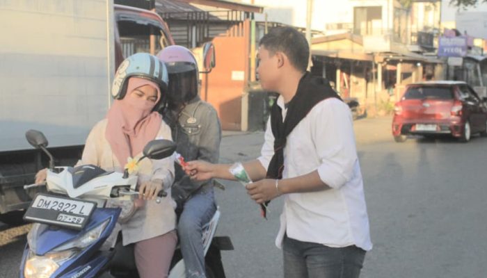 AMPKPRG Bagikan Mawar Putih Peringati G30S di Gorontalo