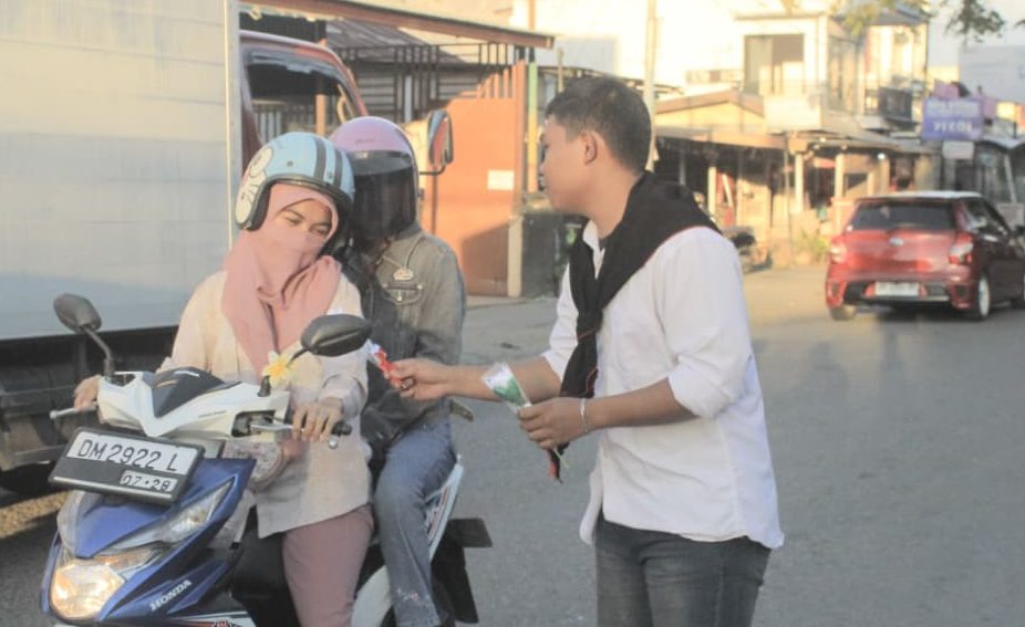 Mawar Putih Jadi Simbol Perdamaian di Aksi Damai Peringatan Peristiwa 30 September yang digelar oleh AMPKPRG di Perempatan Ex Aisyah Mart, Selasa (30/9/2025).(Foto : Dok. AMPKPRG)