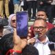 Ketua DPRD Provinsi Gorontalo, Thomas Mopili saat menemui massa Aksi demonstrasi damai yang digelar oleh Aliansi Pinogu Merdeka berlangsung di depan Kantor DPRD Provinsi Gorontalo, Senin (1/9/2025).(Foto : Dok : HUMAS DPRD)