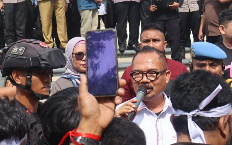 Ketua DPRD Provinsi Gorontalo, Thomas Mopili saat menemui massa Aksi demonstrasi damai yang digelar oleh Aliansi Pinogu Merdeka berlangsung di depan Kantor DPRD Provinsi Gorontalo, Senin (1/9/2025).(Foto : Dok : HUMAS DPRD)