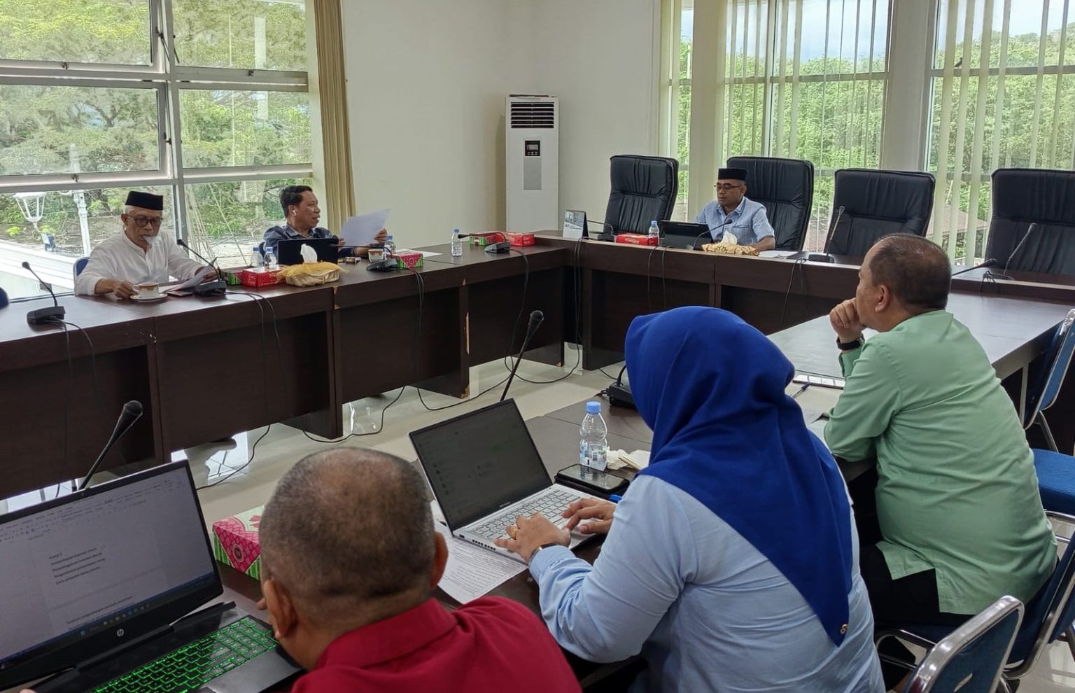Suasana rapat kerja dalam rangka membahas persiapan penyusunan Program Pembentukan Peraturan Daerah (Propemperda) tahun 2026 di Ruang Rapat Inogaluma DPRD Provinsi Gorontalo, Kamis (04/09/25). (Foto : Dok. HUMAS DPRD).