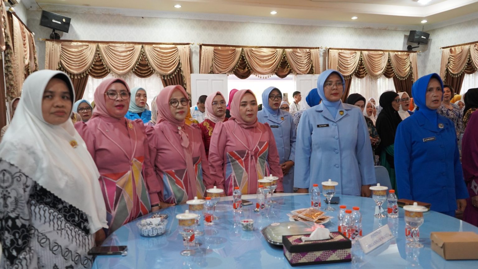 Suasana foto bersama dalam Rapat Kerja Daerah (RAKEDA) IV, Kamis (4/9/2025).(Foto : DOK. HUMAS DPRD)