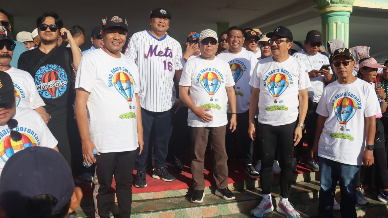 Wakil Ketua DPRD Provinsi Gorontalo, Ridwan Monoarfa, menghadiri Festival Balon Udara yang digelar di Gor David – Tony, Kabupaten Gorontalo, Minggu (7/9/25). (Foto : DOK. HUMAS DPRD)