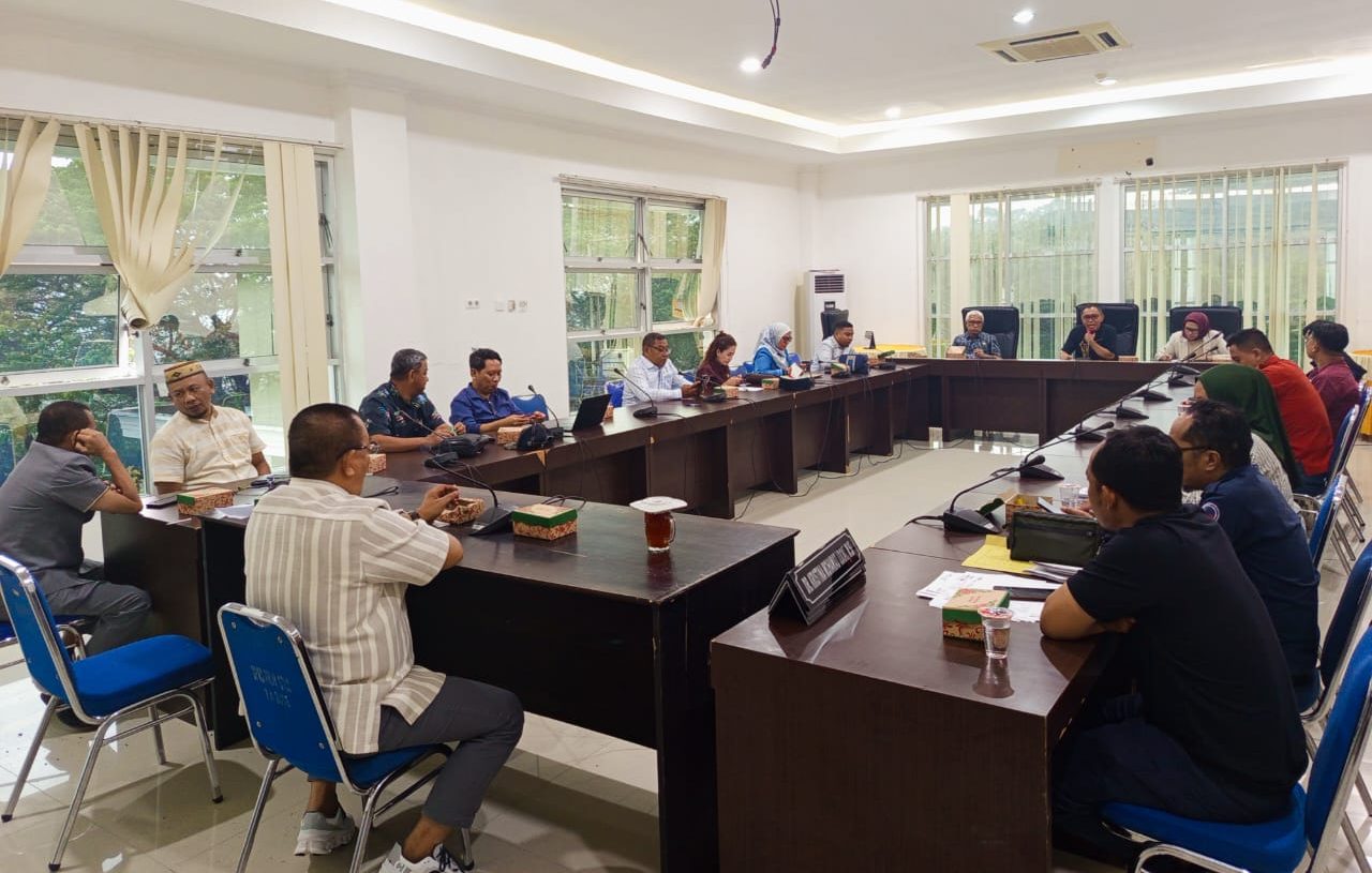 Suasana rapat kerja gabungan antara Komisi I bidang Hukum dan Pemerintahan bersama Komisi II bidang Ekonomi dan Keuangan, Selasa (9/9/2025).(Foto : Dok. HUMAS DPRD)