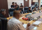 Suyuti saat berdialog dengan Aliansi Peduli Masyarakat Kecil usai aksi yang berlangsung di depan kantor DPRD pada Senin (15/9/2025).(Foto :  Dok. Humas DPRD)