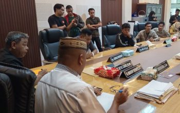 Suyuti saat berdialog dengan Aliansi Peduli Masyarakat Kecil usai aksi yang berlangsung di depan kantor DPRD pada Senin (15/9/2025).(Foto :  Dok. Humas DPRD)
