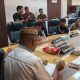 Suyuti saat berdialog dengan Aliansi Peduli Masyarakat Kecil usai aksi yang berlangsung di depan kantor DPRD pada Senin (15/9/2025).(Foto :  Dok. Humas DPRD)