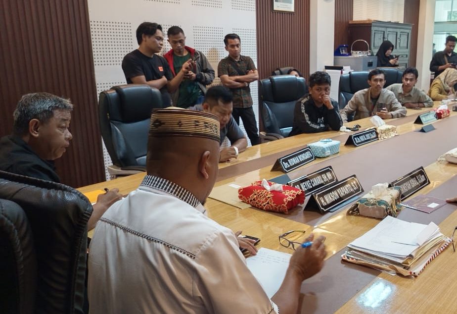 Suyuti saat berdialog dengan Aliansi Peduli Masyarakat Kecil usai aksi yang berlangsung di depan kantor DPRD pada Senin (15/9/2025).(Foto :  Dok. Humas DPRD)