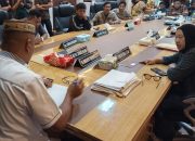 Anggota Komisi II DPRD saat berdialog dengan Aliansi Peduli Masyarakat Kecil usai aksi yang berlangsung di depan kantor DPRD pada Senin (15/9/2025).(Foto :  Dok. Humas DPRD)